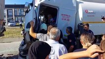 Akaryakıt tankeri tıra böyle çarptı: Sıkışan tanker sürücüsünü itfaiye kurtardı