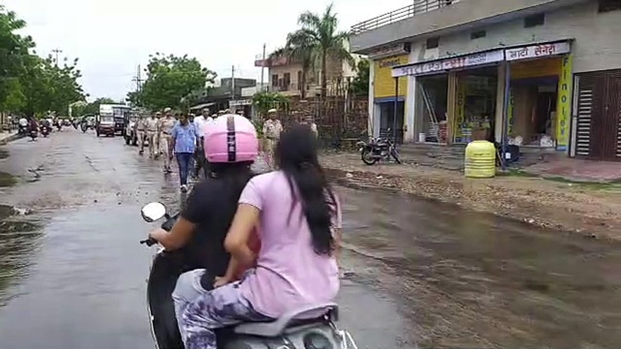 .मैकेनिक के दोनों हाथ-पांव फ्रैक्चर करने के आरोपियों को पैदल घूमाया