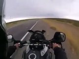 Il prévient un autre motard que sa moto est en feu