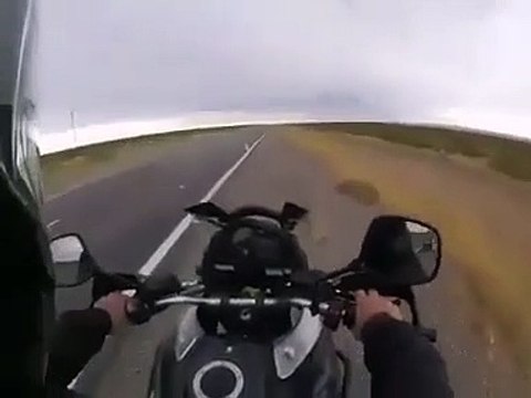 Il prévient un autre motard que sa moto est en feu
