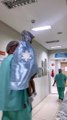 Un chirurgien déguise les enfants en super-héros avant leur opération