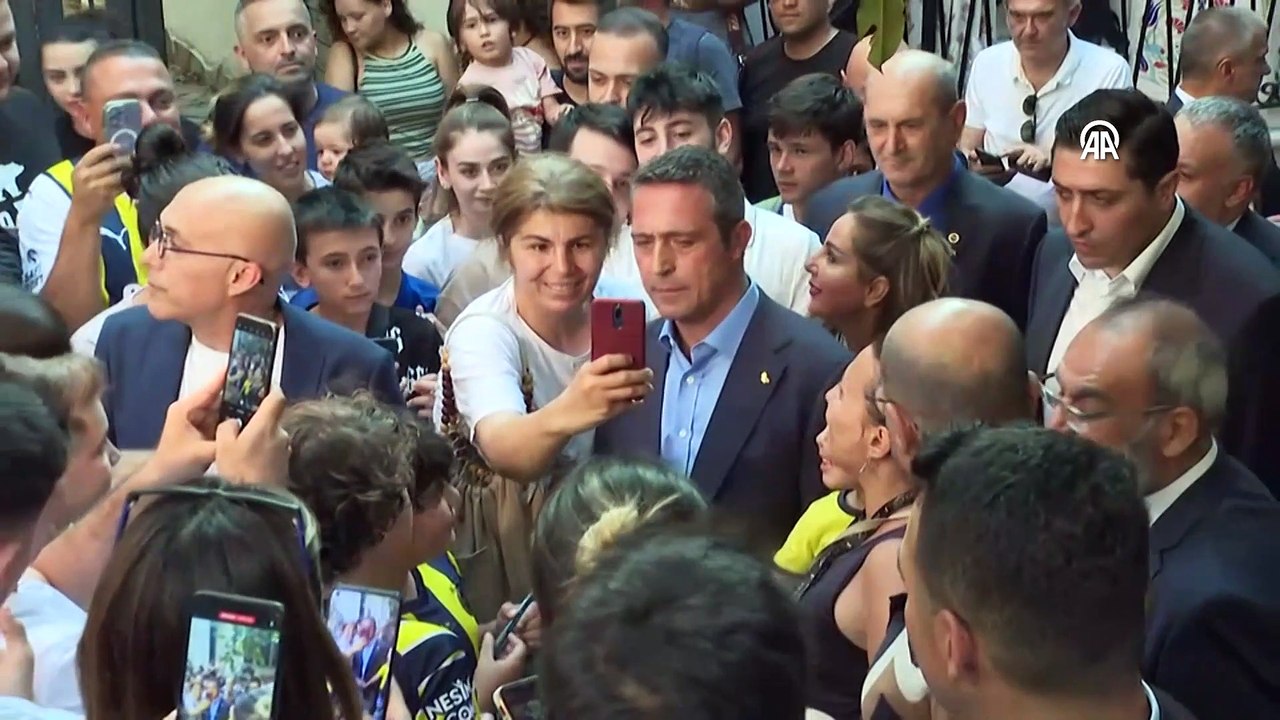 İZMİR - Fenerbahçe Başkanı Koç'tan 45-50 milyon avro bandında futbolcu satışı hedefi
