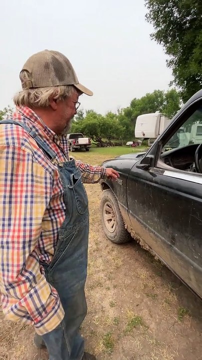 Bill montre son camion de ferme