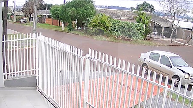 Imagens impressionantes mostram veículo capotando no Jardim Veneza