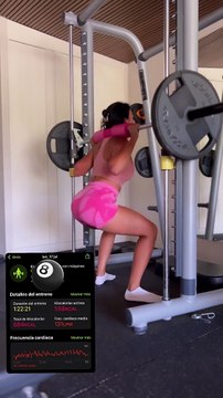 Sur la seconde, la compagne de Cristiano Ronaldo soulève une barre très lourde à plusieurs reprises