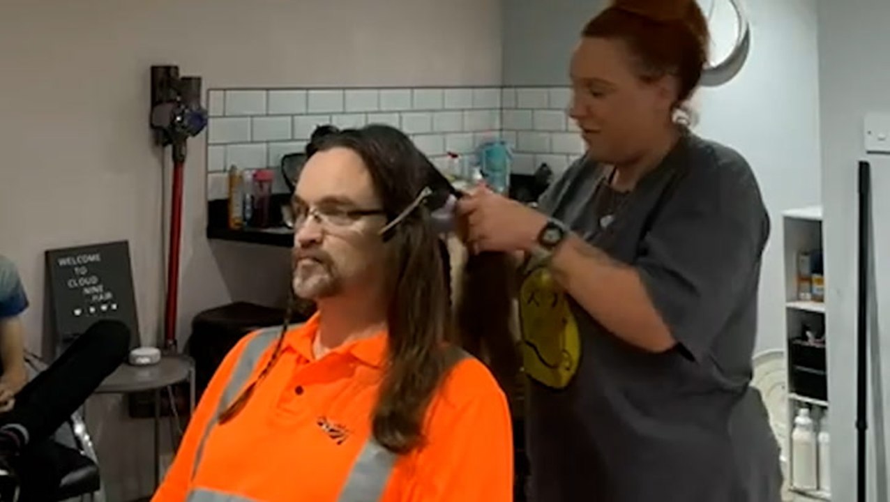 Railway manager cuts long hair in first trim si...