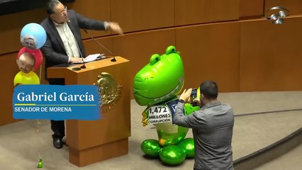 Senador revienta globos en el pleno