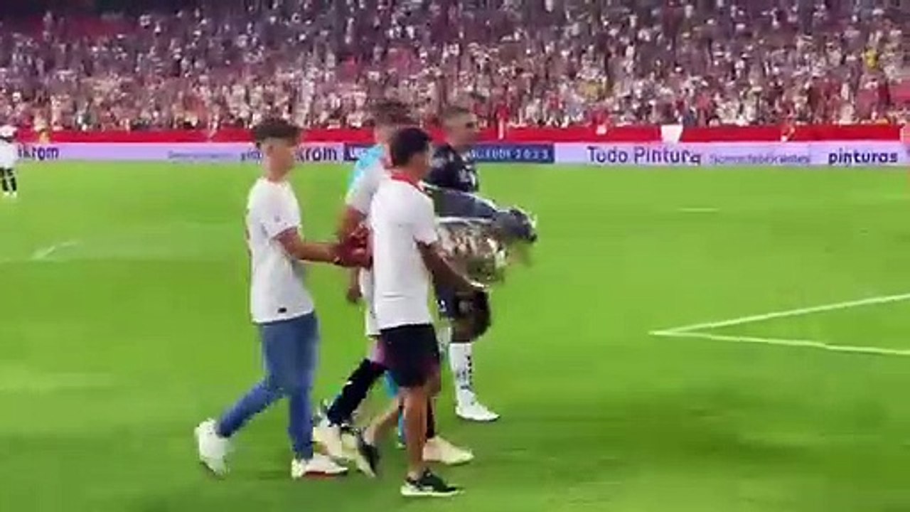 Entrega floral en homenaje a Antonio Puerta