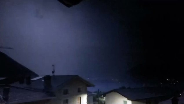 Iseo, vento, fulmini e grandine spaventano i paesi in riva al lago