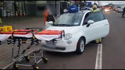 Idosa fica ferida em acidente entre Corsa e Fiat 500 no Guarujá