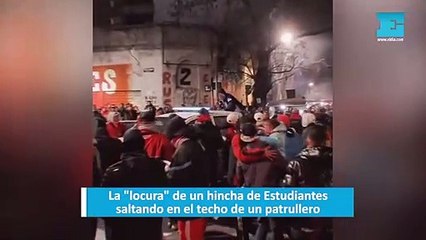 La "locura" de un hincha de Estudiantes saltando en el techo de un patrullero