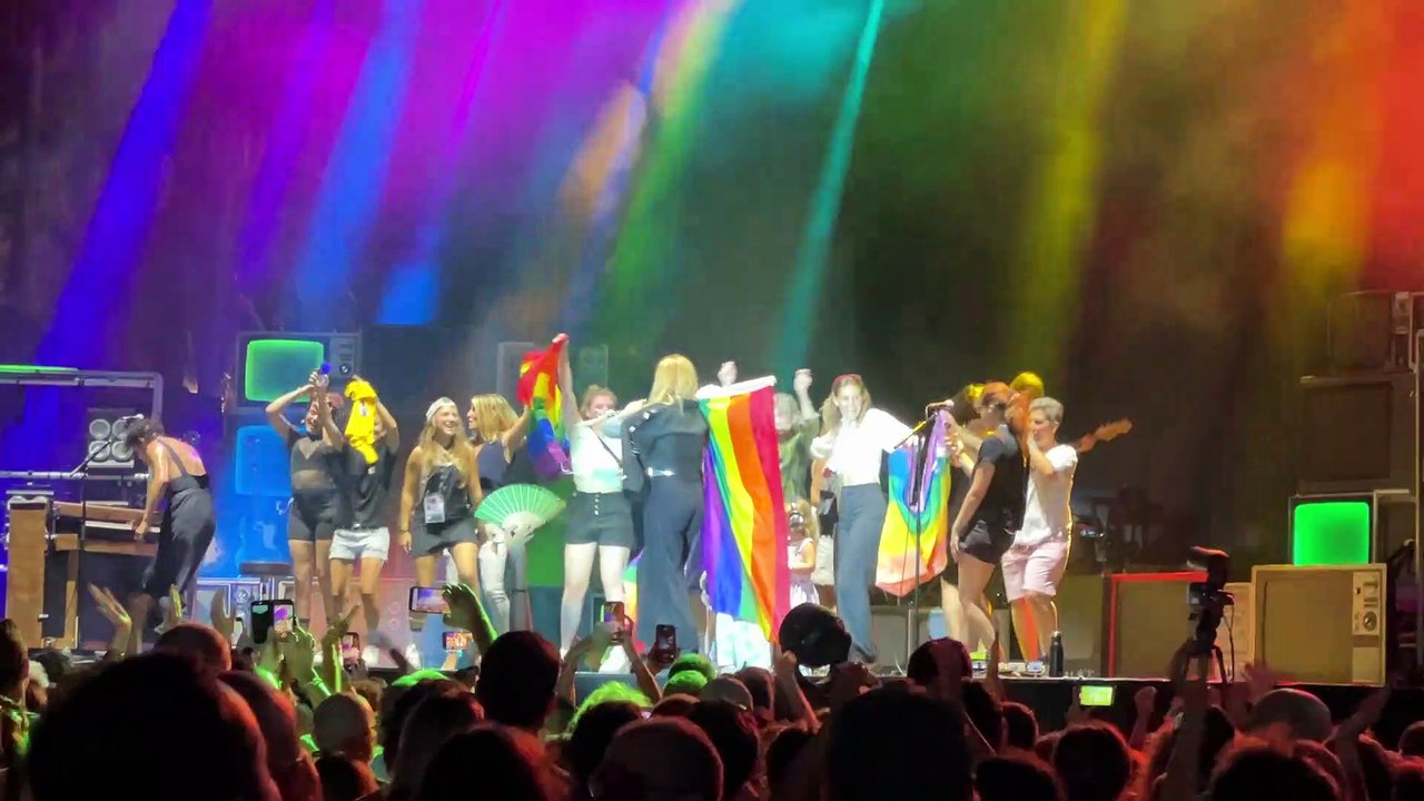 "On ne baissera plus les yeux !": le show engagé d'Hyphen Hyphen au Nice Jazz Festival