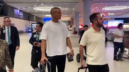 Fenerbahçe'nin anlaşmaya vardığı Rodrigo Becao, İstanbul'da