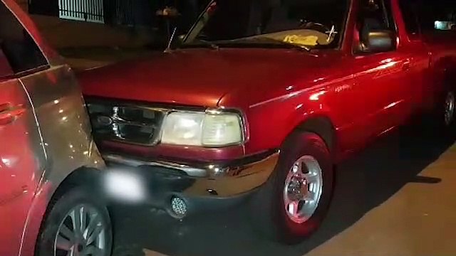 Motorista com CNH vencida desde 2008 bate contra carro estacionado e acaba detido pela PM