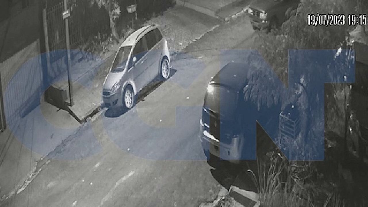 Câmera registra momento em que veículo bate contra carro estacionado no São Cristóvão