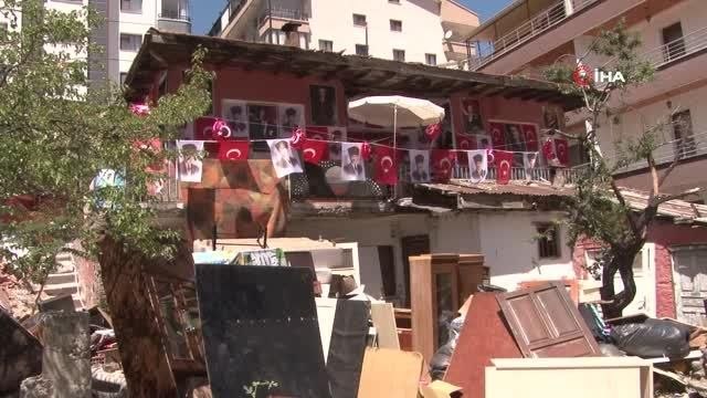 Türk bayrakları ve Atatürk posterleriyle donattığı evi ilgi odağı oldu