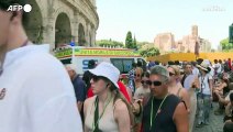 Roma, turisti affollano il Colosseo nonostante il caldo torrido