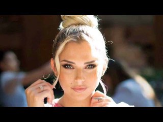 Kelly Vedovelli (TPMP) plus éblouissante que jamais à Versailles, elle est canon !