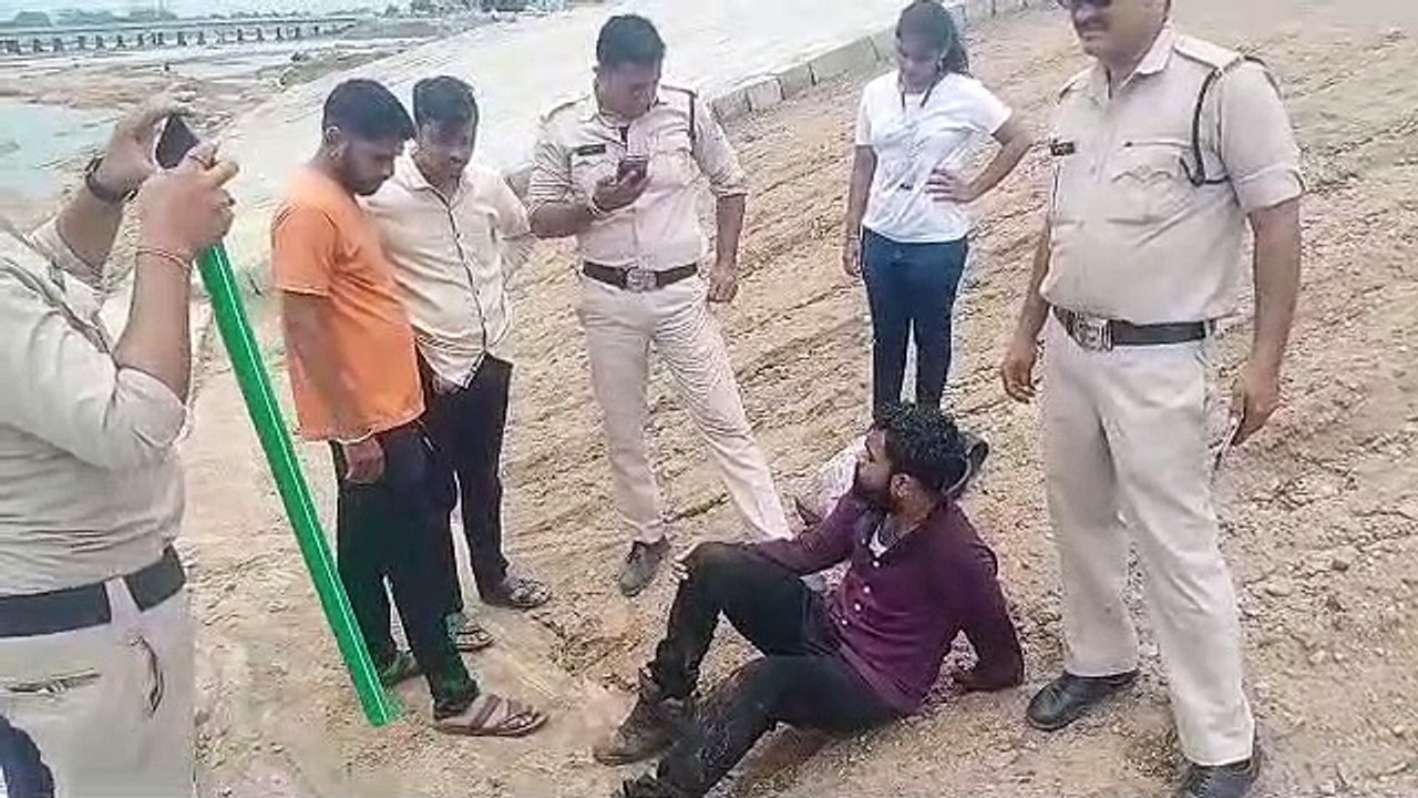कुदुदंड के युवा इंजीनियर ने की आत्महत्या की कोशिश, युवती ने बचाई किसी तरह जान