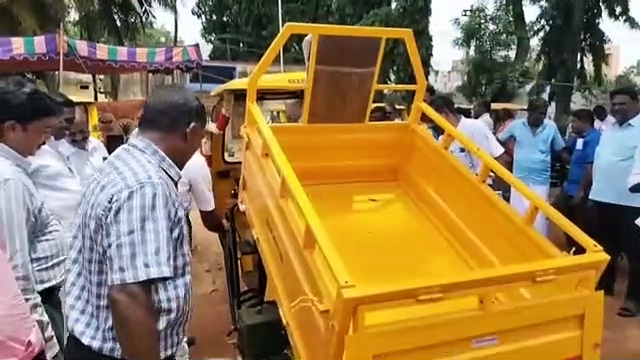 பாட்ஷா ரஜினிகாந்த் ஸ்டைலில் ஆட்டோ ஓட்டி அசத்திய எம்.எல்.ஏ. கண்ணன்