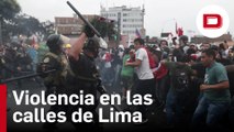 El choque entre la Policía y los manifestantes a las puertas del Congreso de Perú