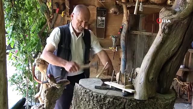 Kurumuş ağaç dallarını ve köklerini sanat eserine dönüştürüyor