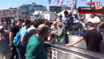 Taksim’de köpek yürüyen merdivene sıkıştı