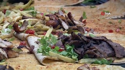 Master Döner, qui garde le rythme lors de la préparation des wraps, devient le centre d'attention
