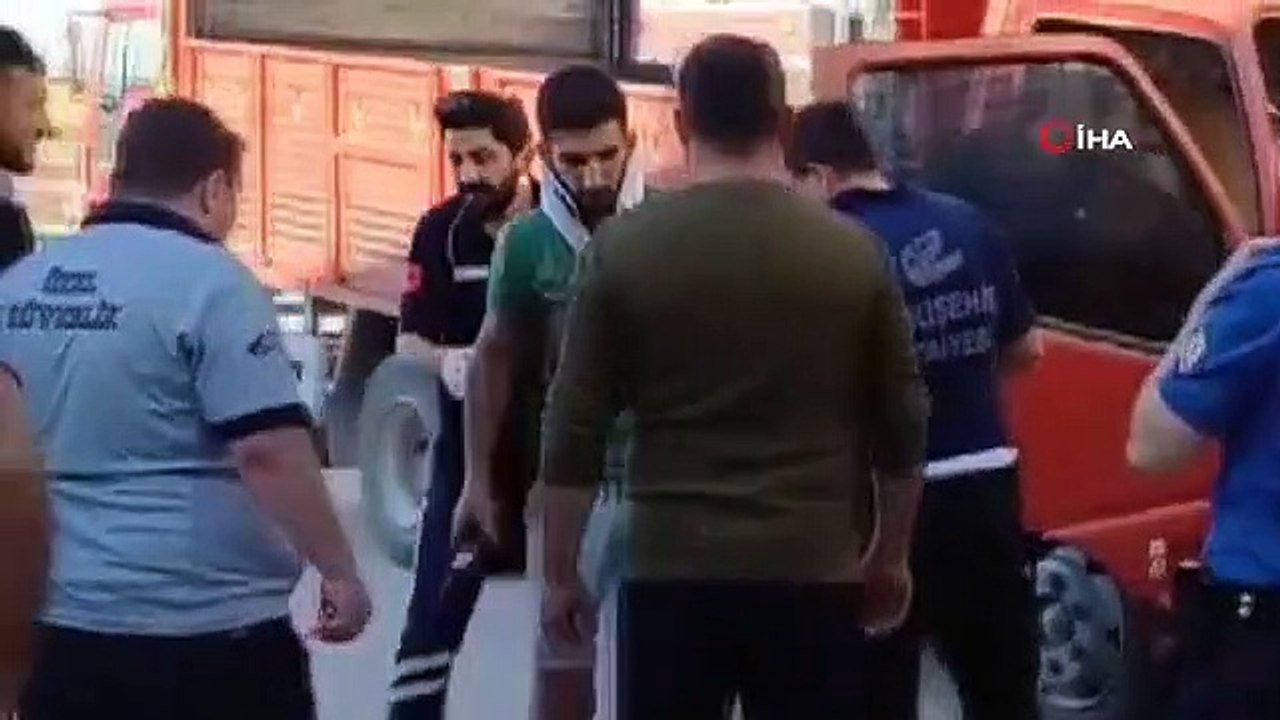 Le conducteur, coincé dans le camion après l'accident, est sorti du véhicule avec le téléphone à la main.