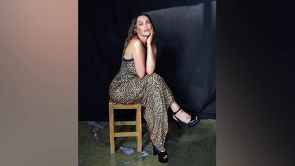 Hülya Avşar'ın leopar şıklığı! Adeta dekolte şov yaptı