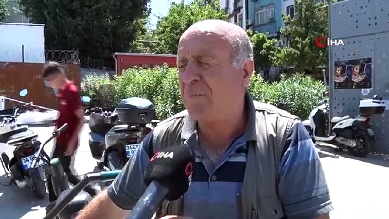 Travail acharné des porteurs transportant 200 kilogrammes de marchandises sous une chaleur torride