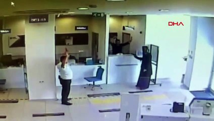 Heist like a movie in Bahçelievler on camera： Il s'est habillé en femme dans les vêtements de sa mère et a cambriolé une banque