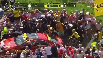 La moto de Thomas Voeckler a involontairement freiné la progression du maillot jaune Jonas Vingegaard ce mercredi 19 juillet 2023.
