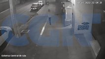 Vídeo mostra momento em que assaltantes rende mulher no Centro de Cascavel