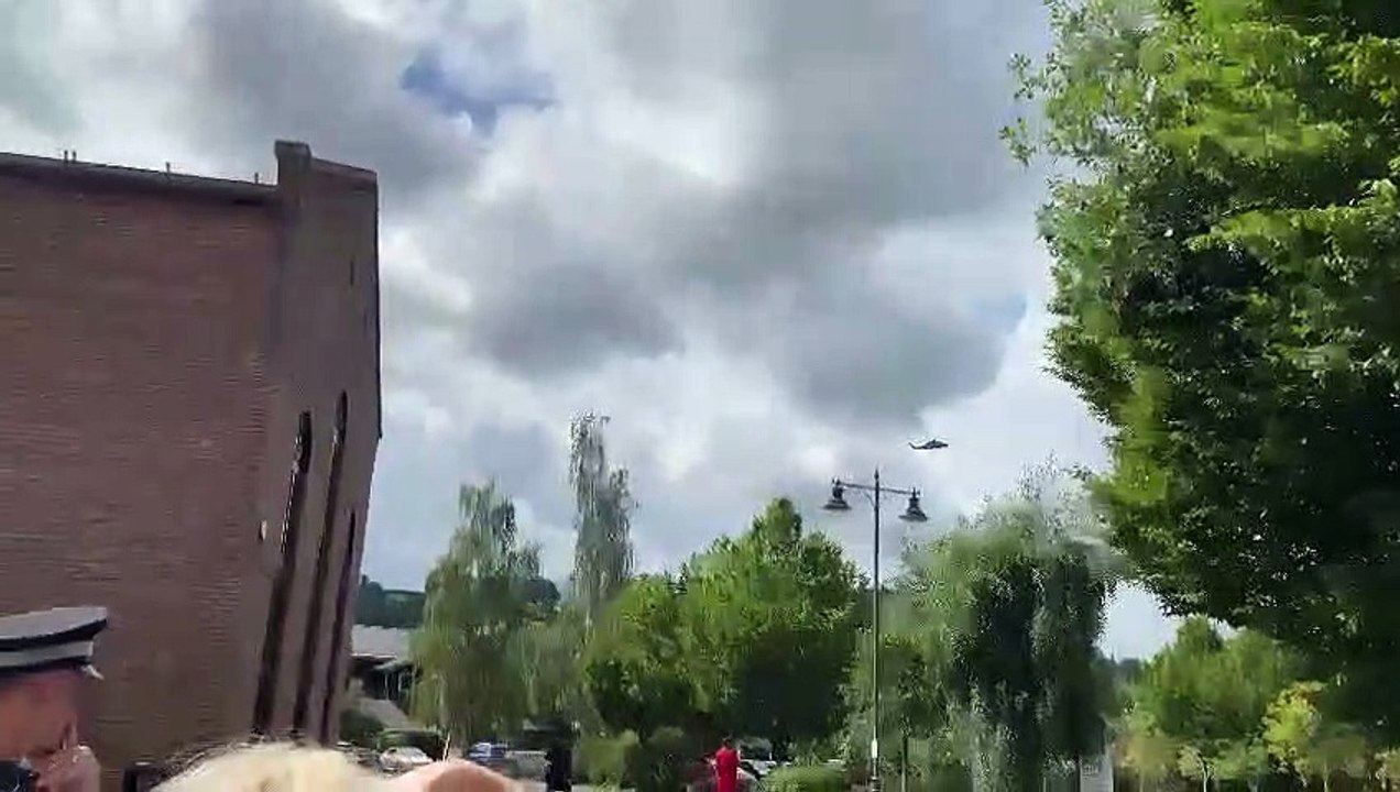 A helicopter flies in to Brecon