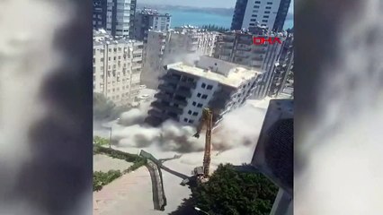 Adana'da depremde ağır hasar alan apartman yıkımı sırasında çöktü