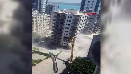 Adana'da ağır hasarlı bina yıkım sırasında çöktü