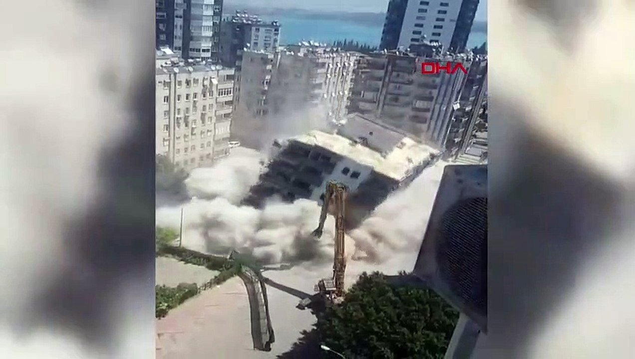 L'appartement, fortement endommagé lors du tremblement de terre d'Adana, s'est effondré lors de la démolition