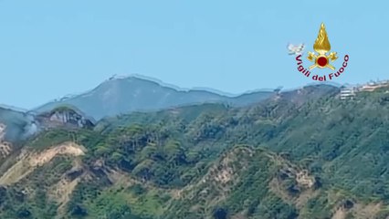 Messina, roghi nelle zone di Scoppo e Camaro: il sorvolo dei canadair