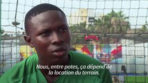 A Dakar, les jeunes footballeurs se démènent pour fouler les pelouses synthétiques