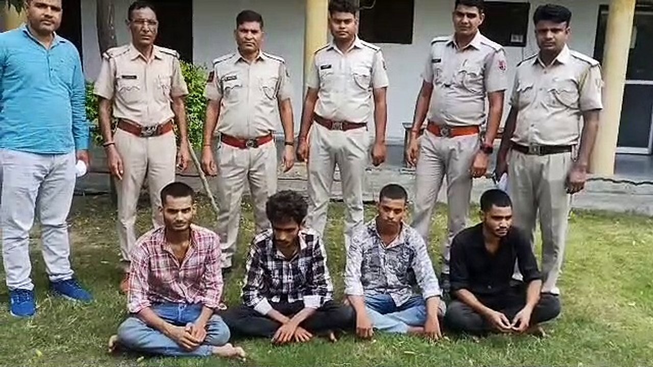 video: लूट कर भाग रहे चार बदमाशों को बीहड़ में...