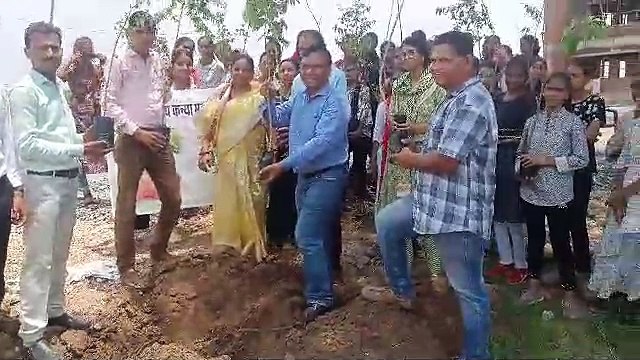 प्रकृति को हरा भरा रखने के लिए किया पौधरोपण