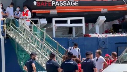 Lo sbarco dalla "Geo Barents" a Livorno (Video Novi)