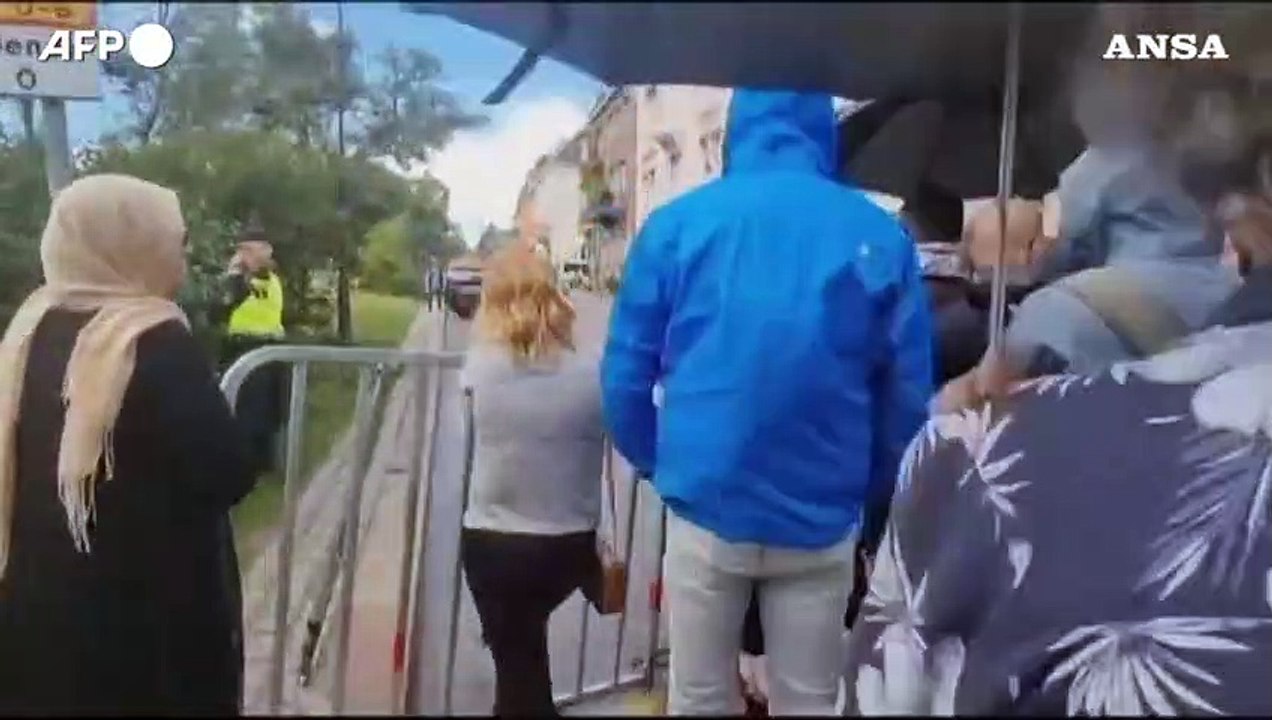 Svezia, a Stoccolma dimostrante calpesta il Corano: urla della folla
