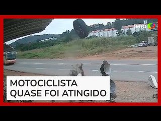 Roda 'voa' após se desprender de ônibus em Ouro Preto MG