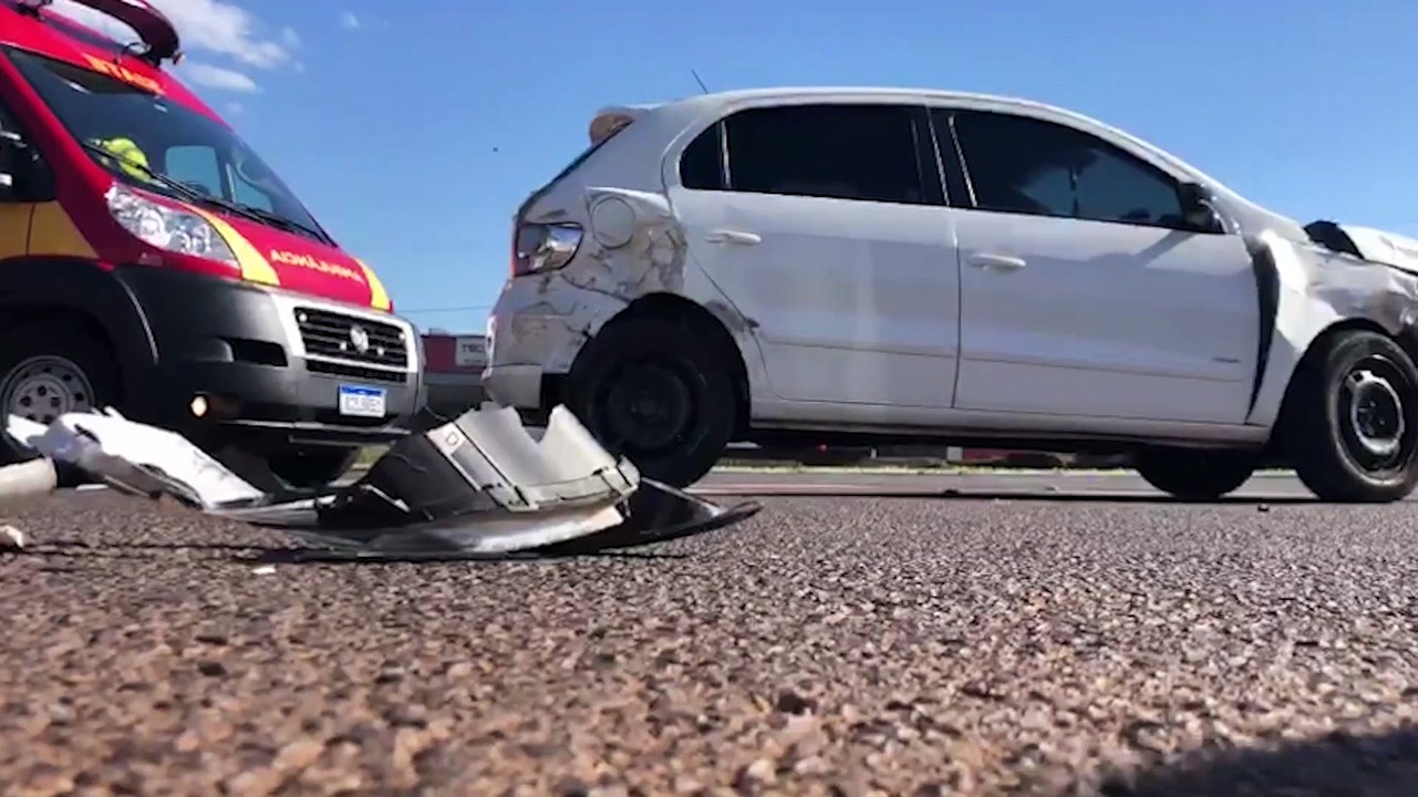 Forte acidente entre veículos mobiliza Siate na marginal da BR-277