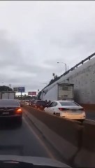 Tráiler varado causa complicaciones en ruta al Atlántico.