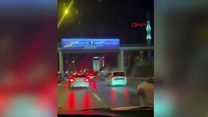 Conducteur surpris en train de faire des ciseaux sur l'autoroute D-100