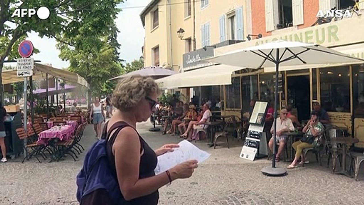 Caldo in Francia, Provenza: chi puo' si rinfresca nei bar