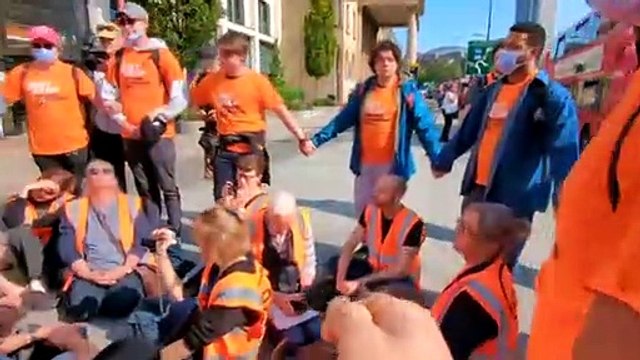 Just Stop Oil protesters surrounded by counter protesters called ‘Just Stop Pi*sing Everyone Off’